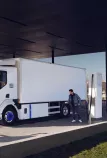 Renault Trucks D E-TECH en recharge dans une station électrique - nouveau facelift avec équipement GSR (General safety regulation ; règlement de sécurité général)