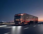 Renault Trucks T-High on the road by night