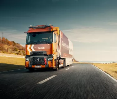 Model year 2025 - Renault Trucks T High Smart Racer on the road